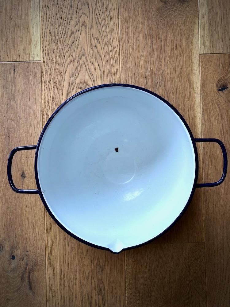 Cuvette émaillée blanche avec anses