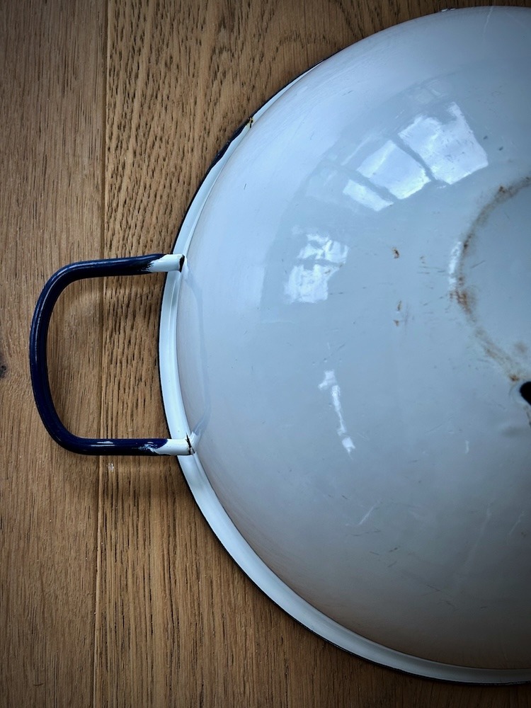 Cuvette émaillée blanche avec anses