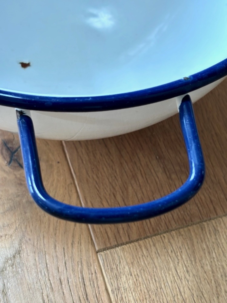 Cuvette émaillée blanche avec anses