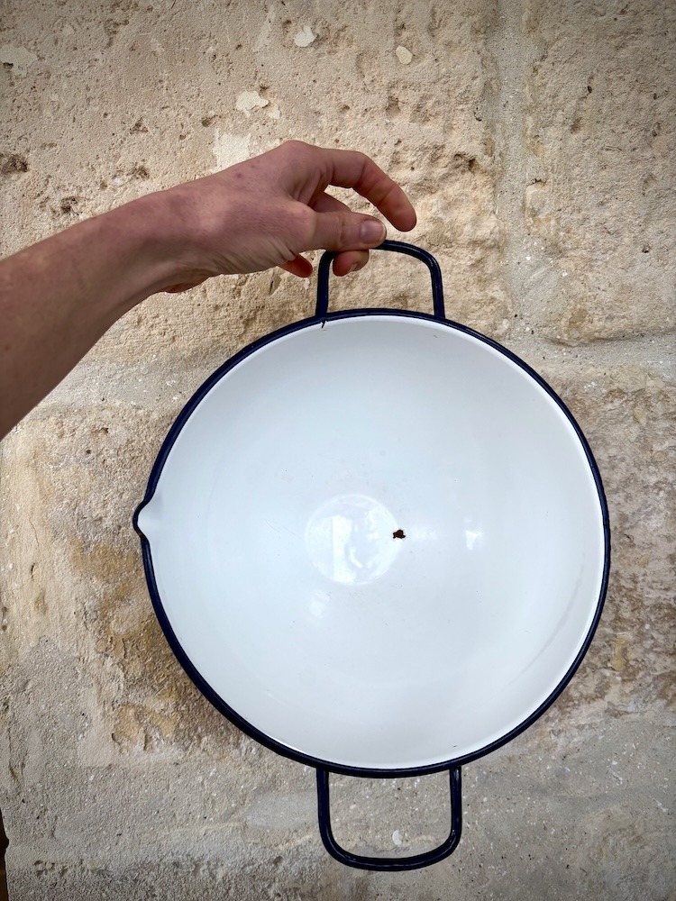 Cuvette émaillée blanche avec anses