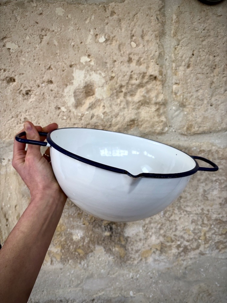 Cuvette émaillée blanche avec anses