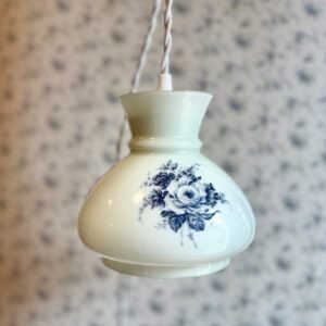 Baladeuse en opaline décorée de fleurs bleues