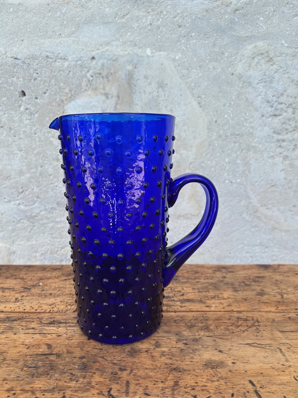 Pichet en verre bleu texturé