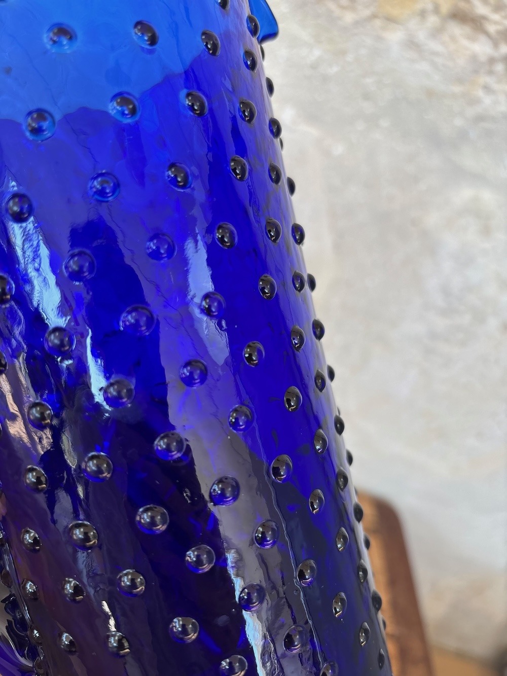 Pichet en verre bleu texturé