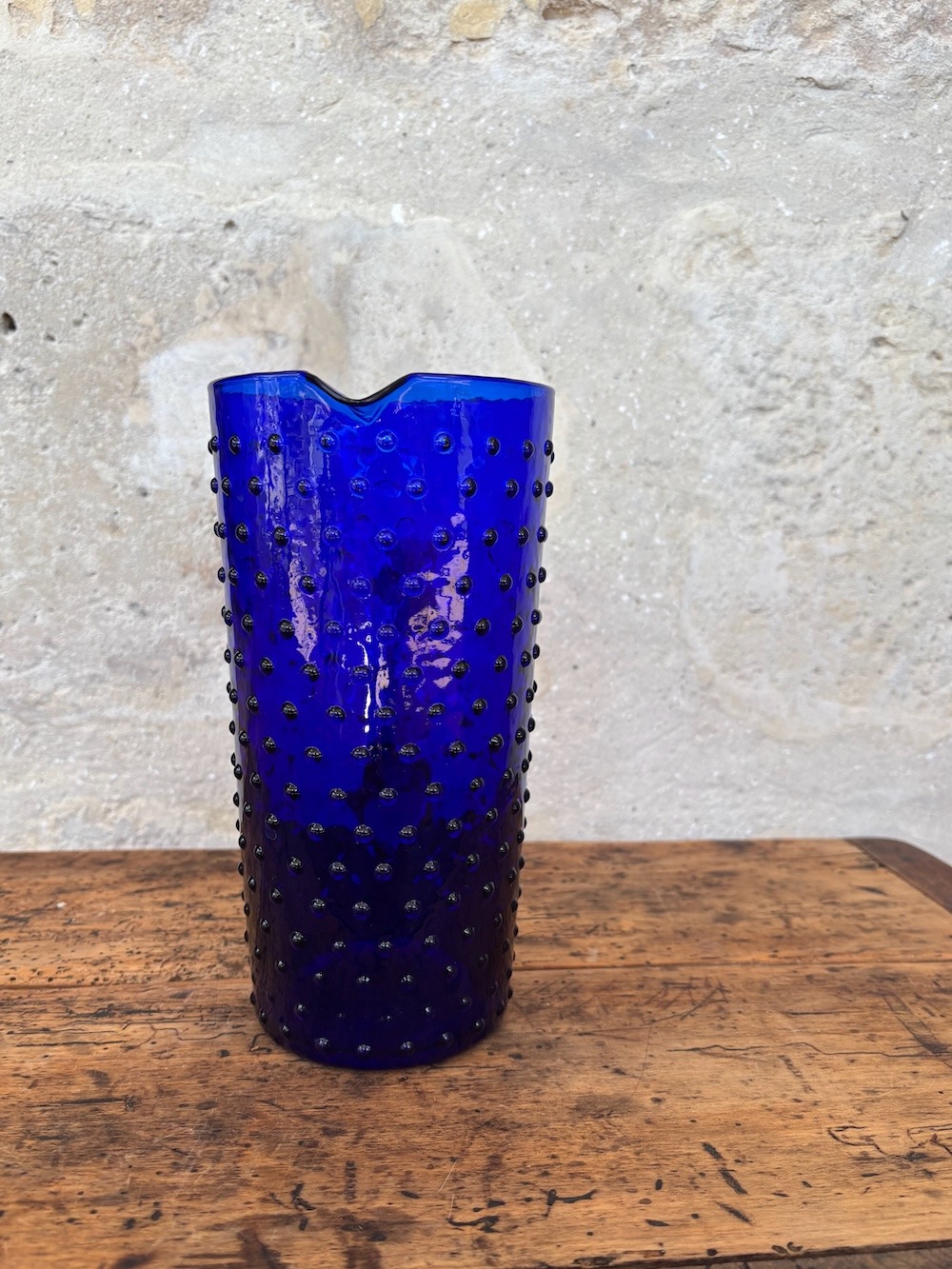 Pichet en verre bleu texturé