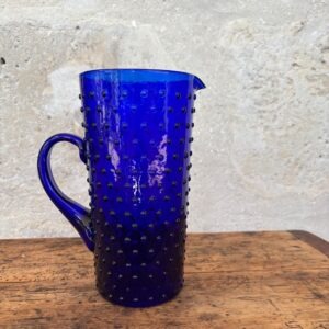Pichet en verre bleu texturé