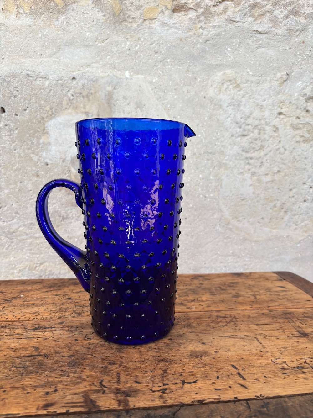 Pichet en verre bleu texturé