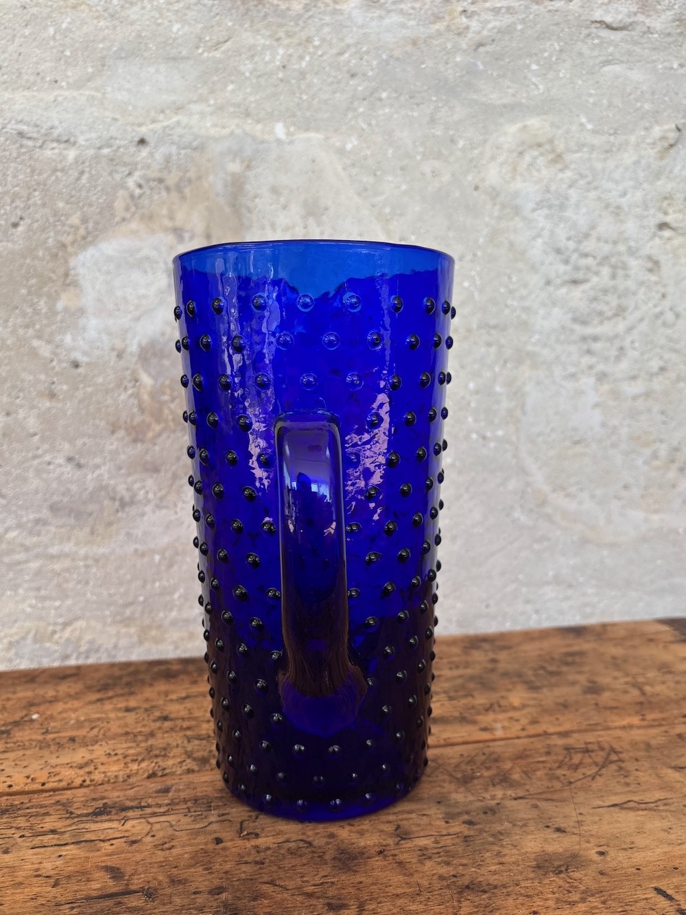 Pichet en verre bleu texturé