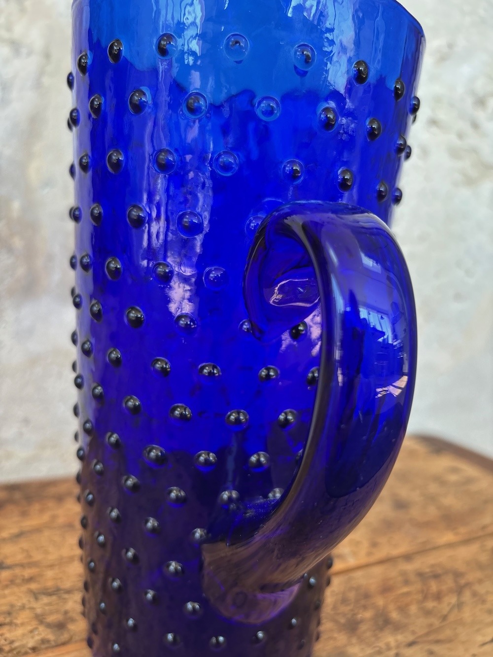 Pichet en verre bleu texturé