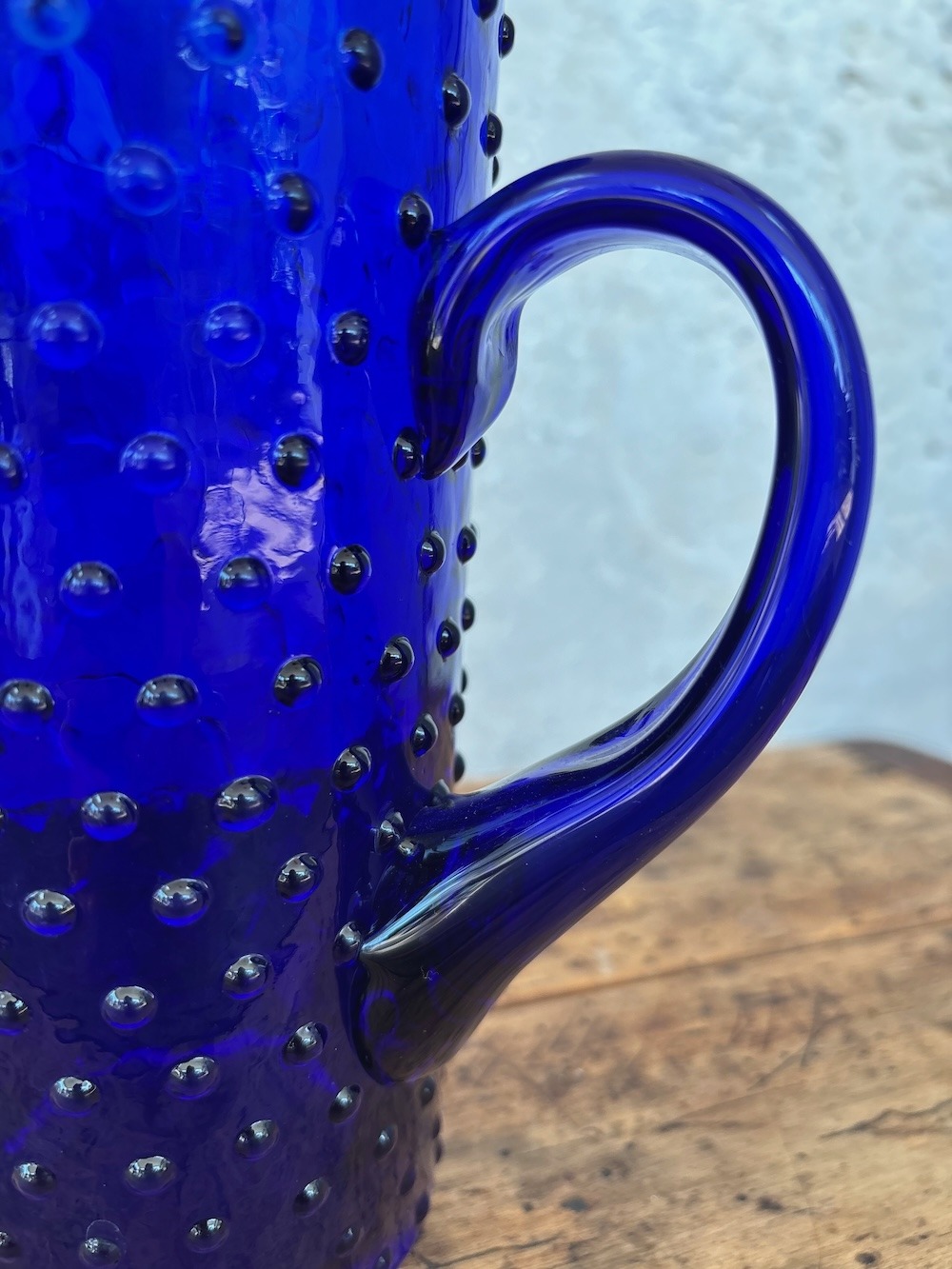 Pichet en verre bleu texturé – Image 7