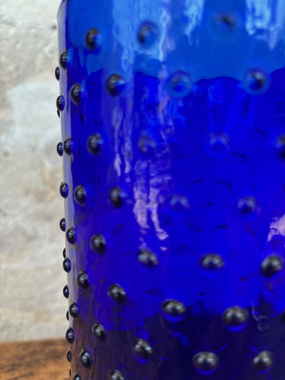 Pichet en verre bleu texturé
