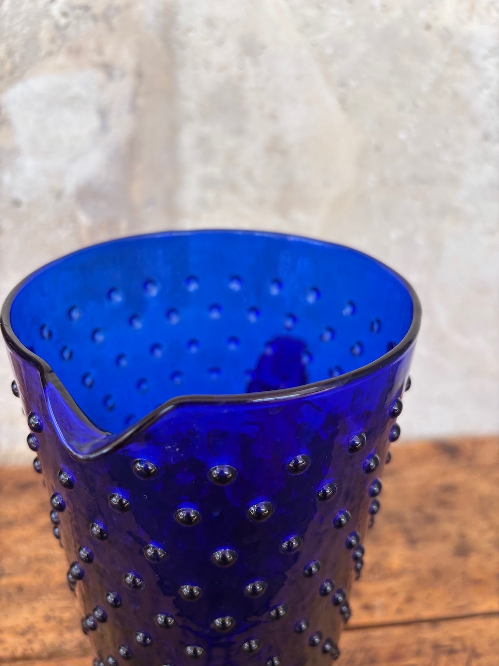 Pichet en verre bleu texturé