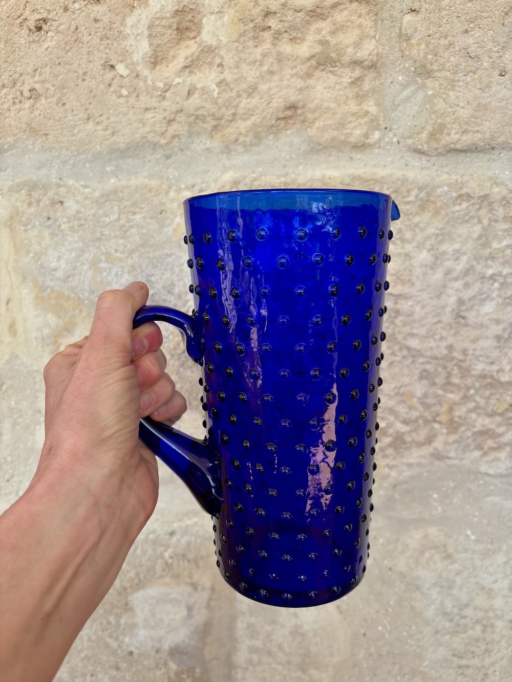 Pichet en verre bleu texturé