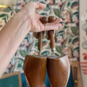 Paire d'embauchoirs anciens en bois foncé