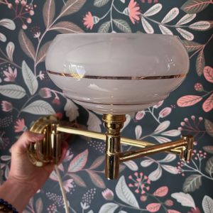 Applique murale à bras extensible et globe verre et or