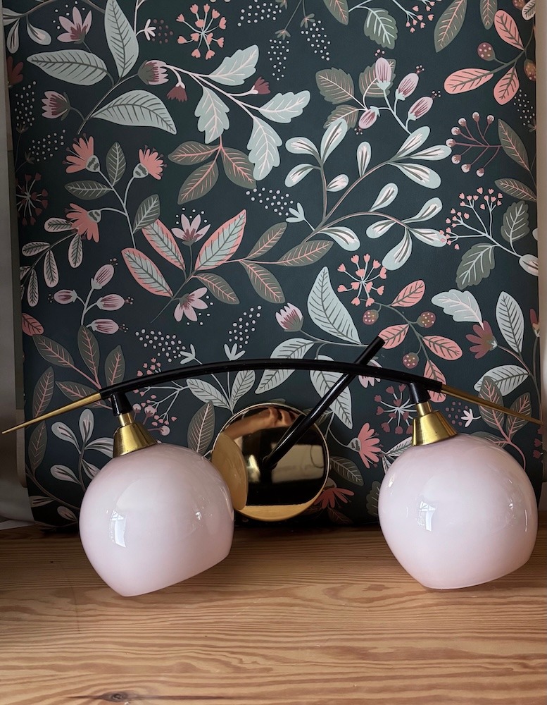 Applique murale à deux globes en opaline rose pâle
