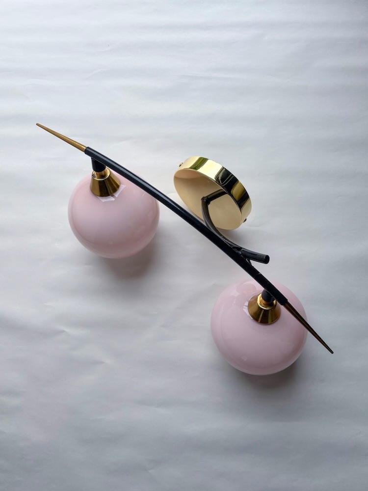 Applique murale à deux globes en opaline rose pâle