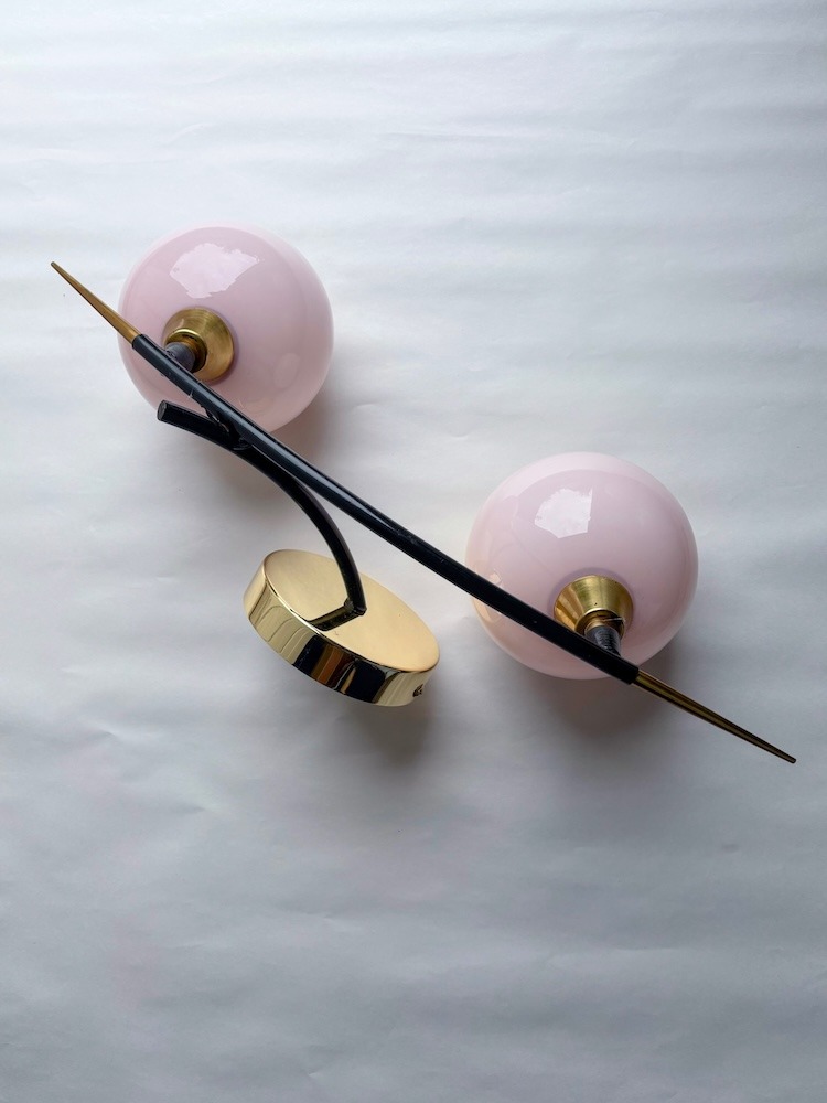 Applique murale à deux globes en opaline rose pâle