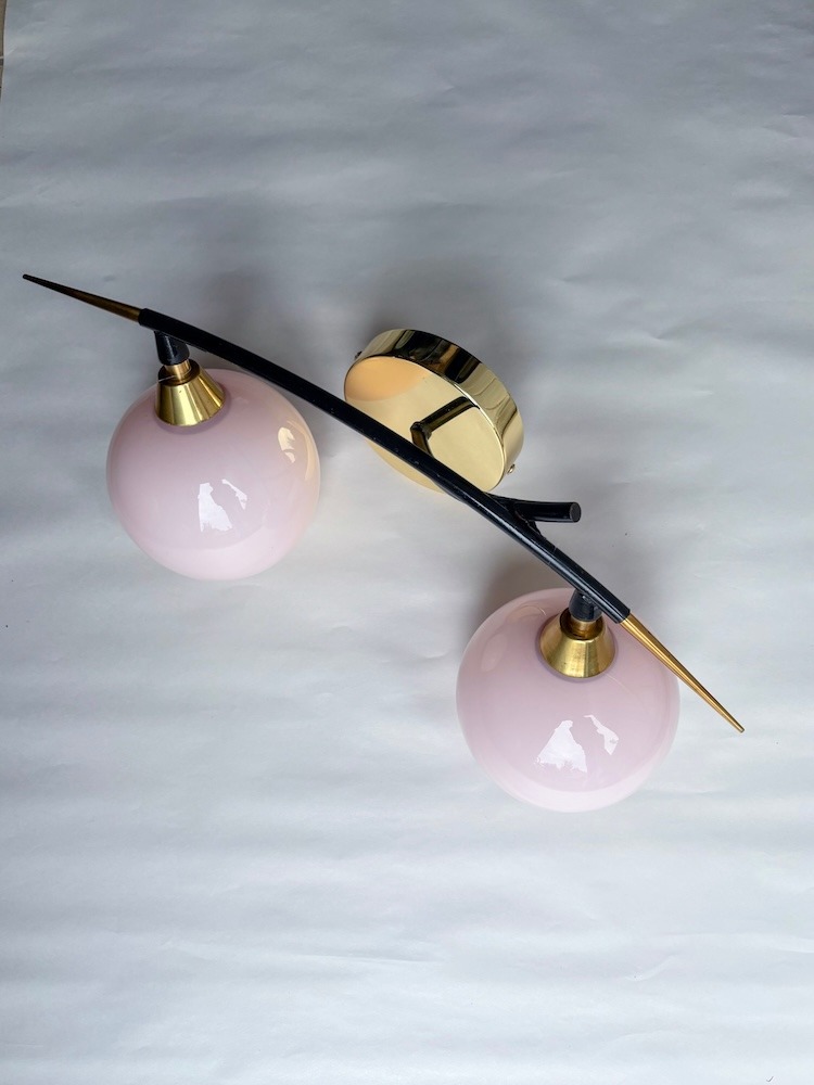 Applique murale à deux globes en opaline rose pâle