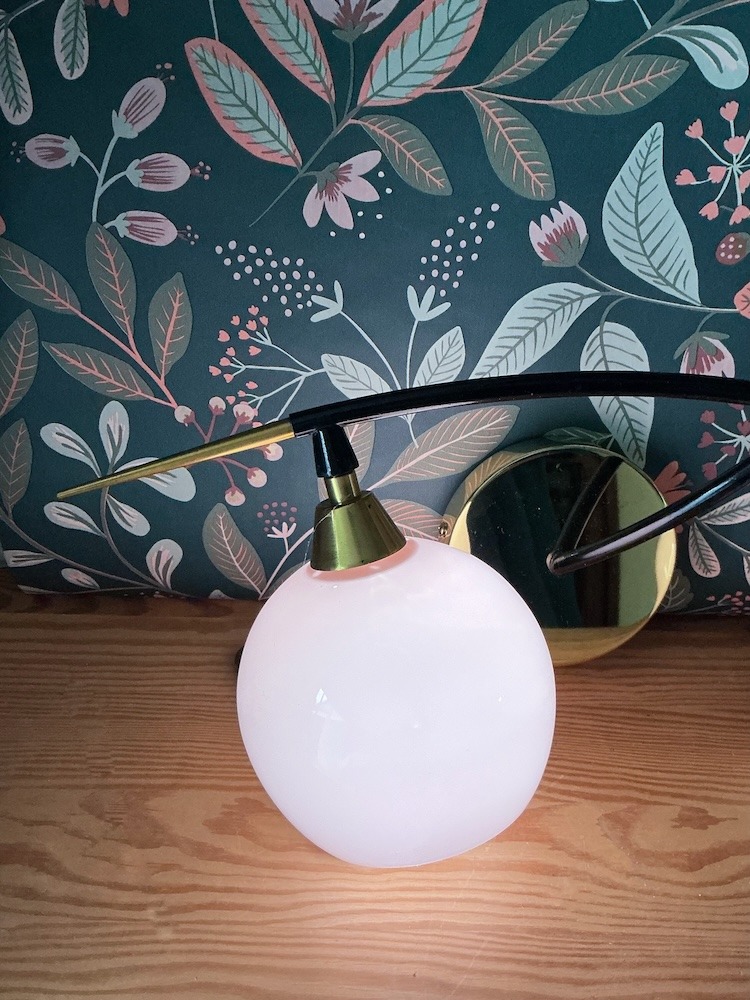 Applique murale à deux globes en opaline rose pâle