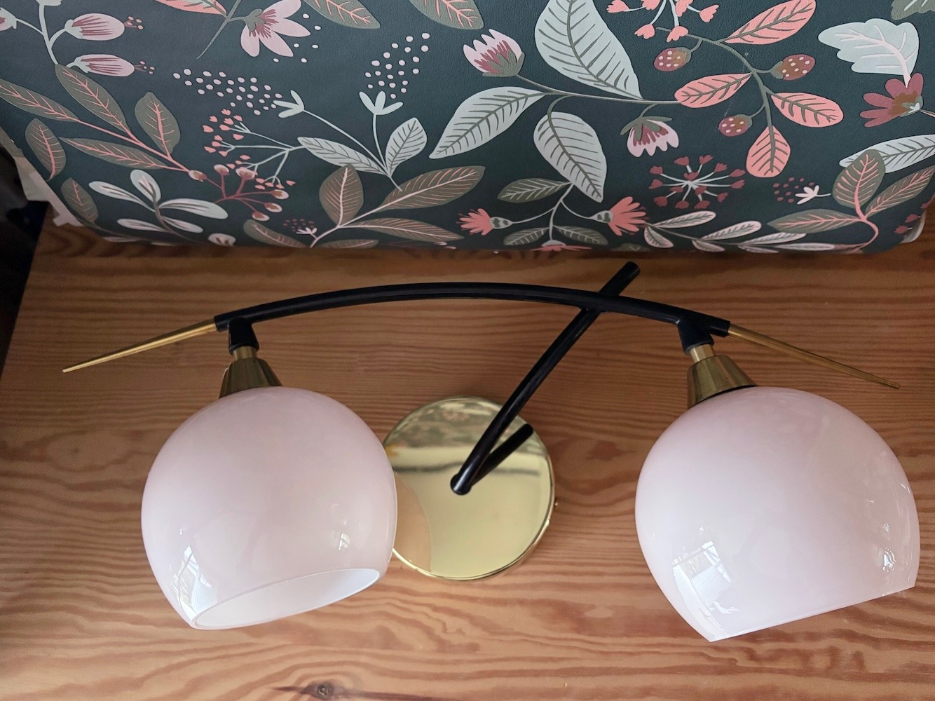 Applique murale à deux globes en opaline rose pâle
