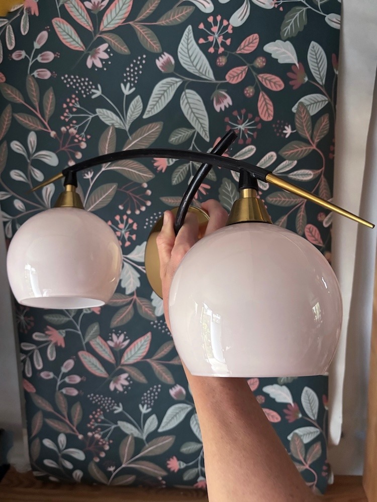Applique murale à deux globes en opaline rose pâle