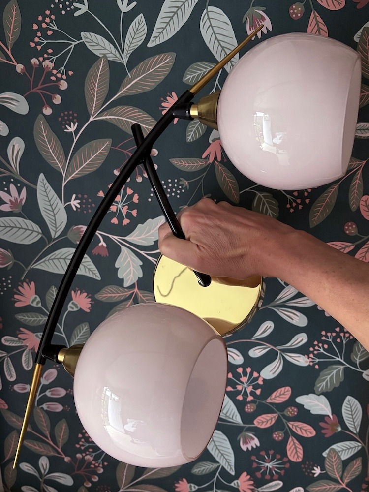 Applique murale à deux globes en opaline rose pâle