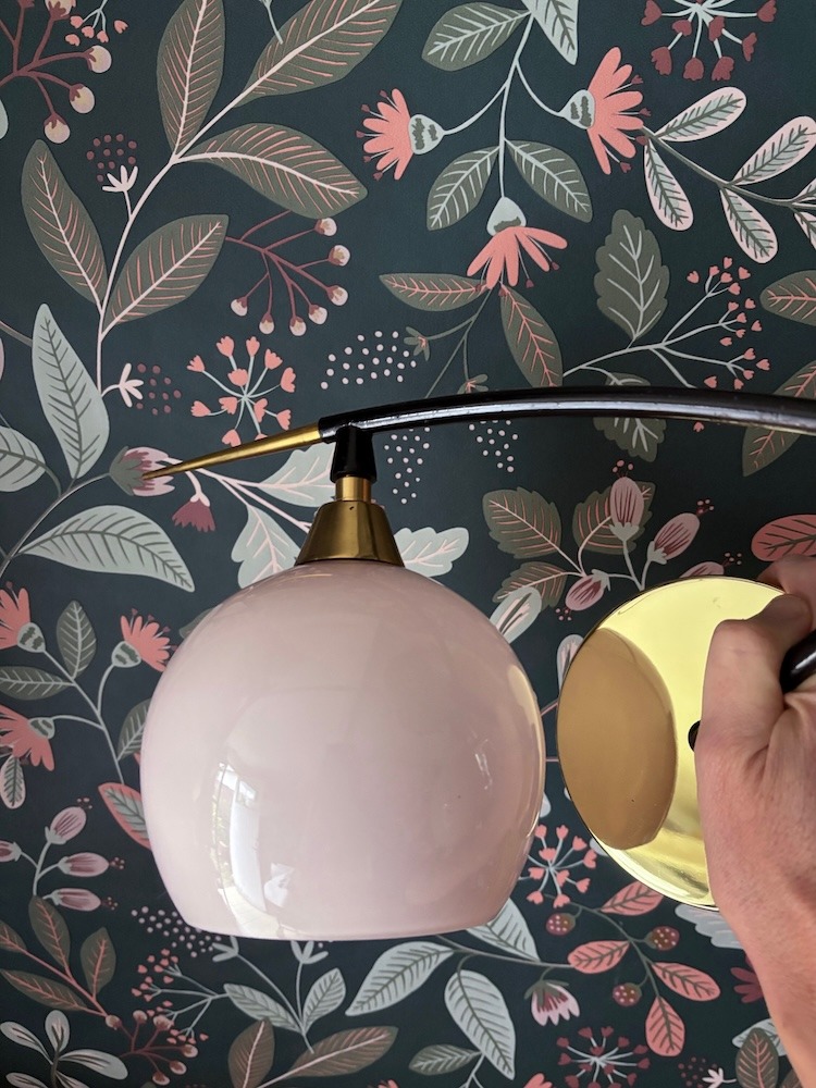 Applique murale à deux globes en opaline rose pâle