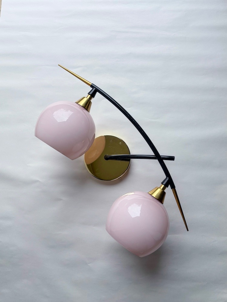 Applique murale à deux globes en opaline rose pâle