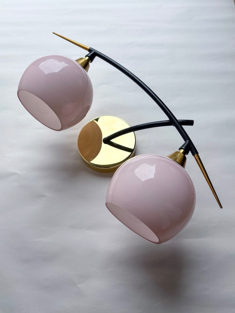 Applique murale à deux globes en opaline rose pâle