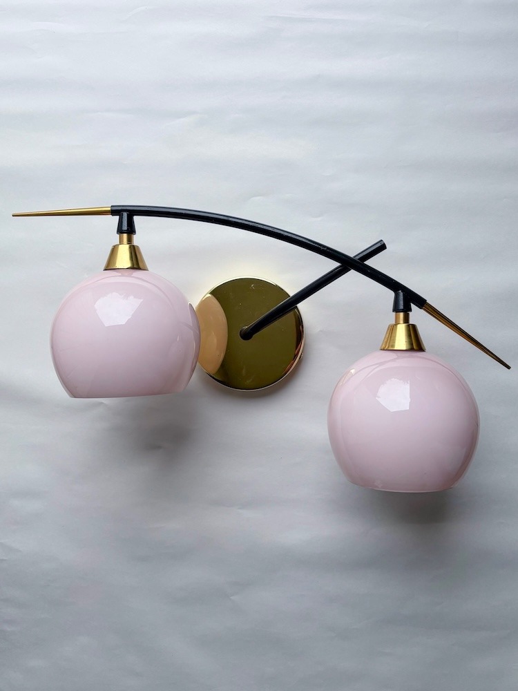 Applique murale à deux globes en opaline rose pâle