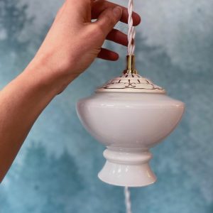 Baladeuse en verre opalin et pièce de lustrerie en céramique