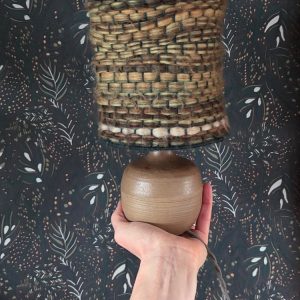 Petite lampe vintage avec abat-jour en laine verte