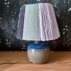 Lampe à poser en céramique avec abat-jour tressé en laine