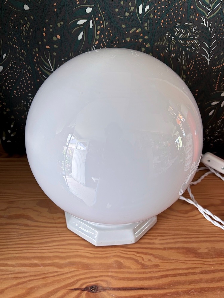 Lampe à poser globe opaline et base céramique