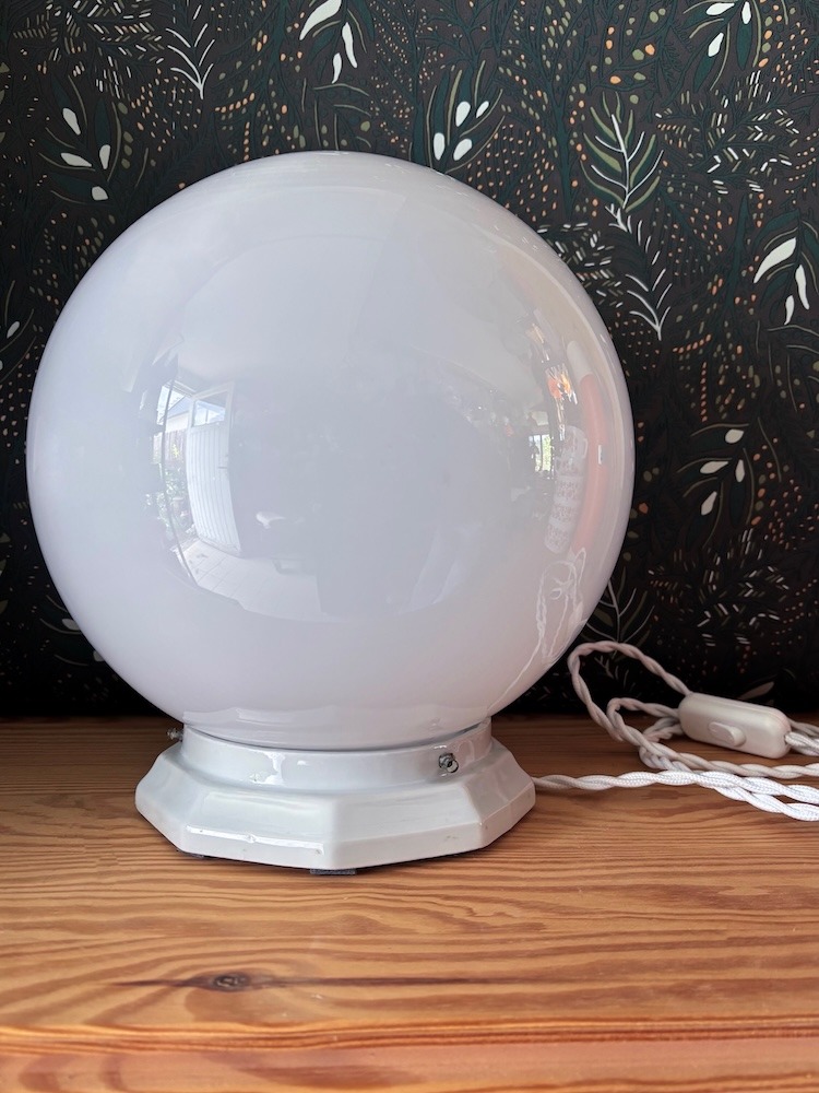 Lampe à poser globe opaline et base céramique