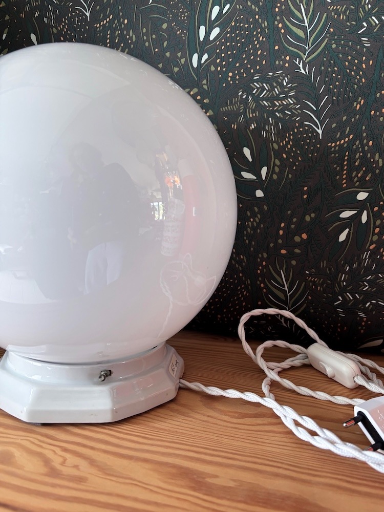 Lampe à poser globe opaline et base céramique