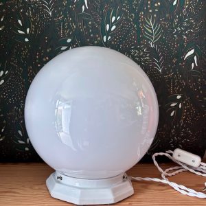 Lampe à poser globe opaline et base céramique
