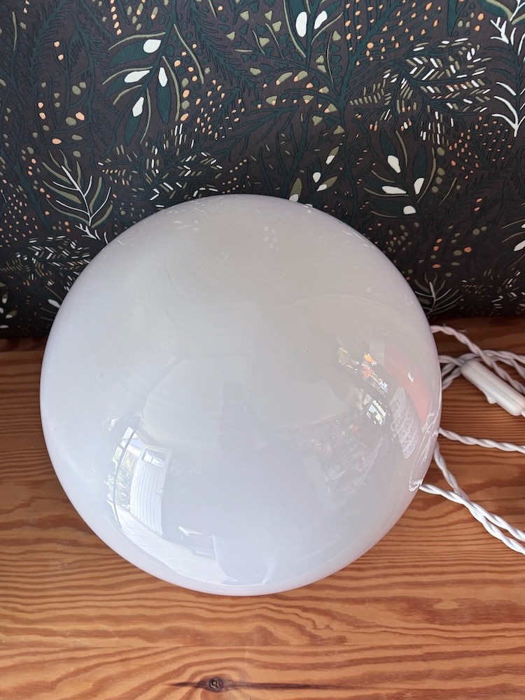 Lampe à poser globe opaline et base céramique