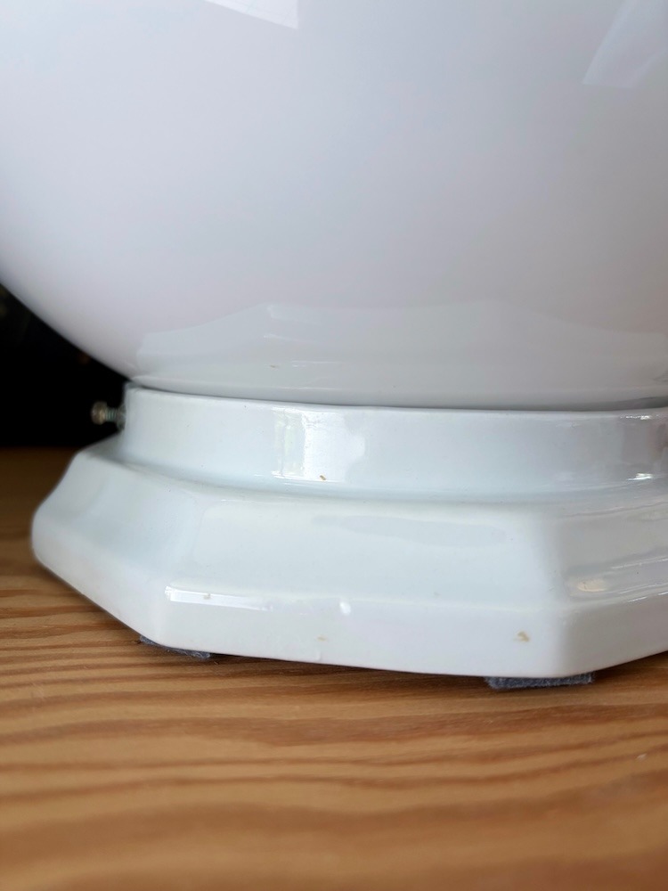 Lampe à poser globe opaline et base céramique