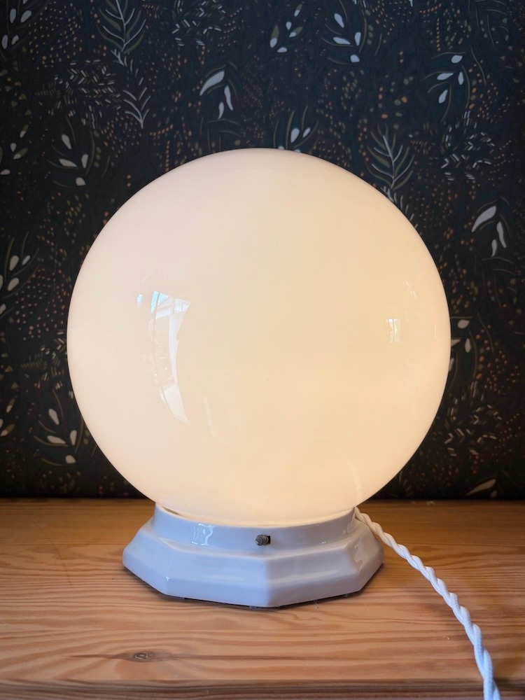 Lampe à poser globe opaline et base céramique