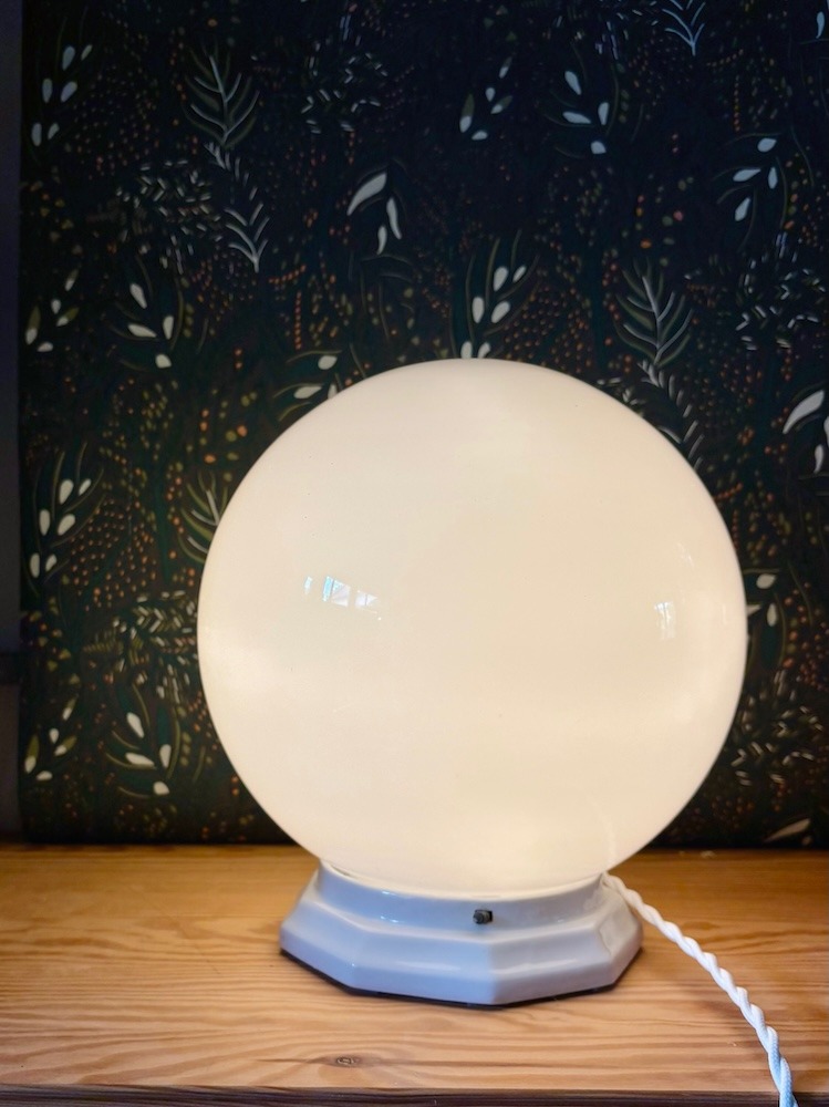 Lampe à poser globe opaline et base céramique