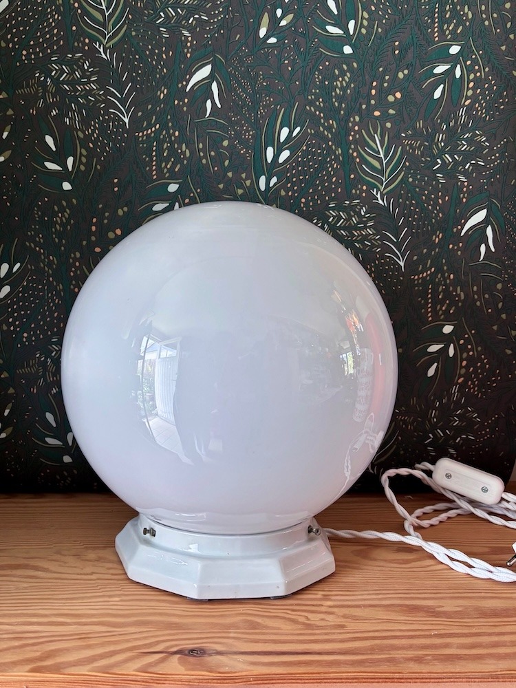Lampe à poser globe opaline et base céramique
