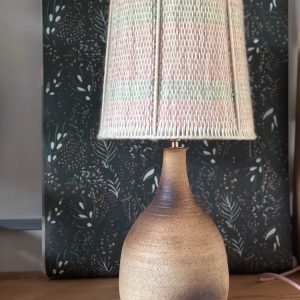 Lampe en grès avec abat-jour en laine vert et rose