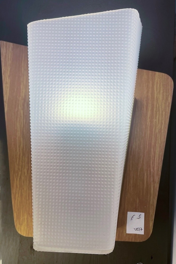 Petite applique vintage en plastique blanc