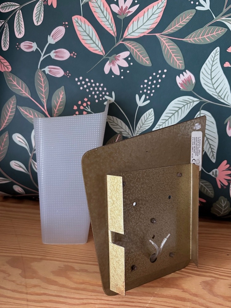 Petite applique vintage en plastique blanc