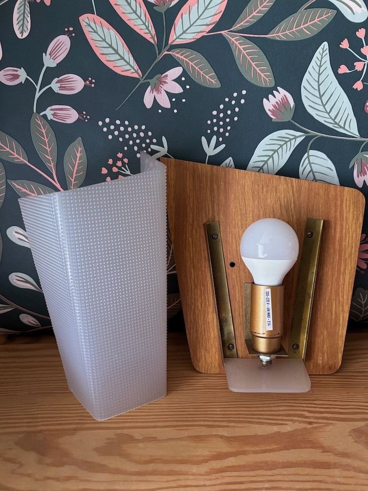Petite applique vintage en plastique blanc