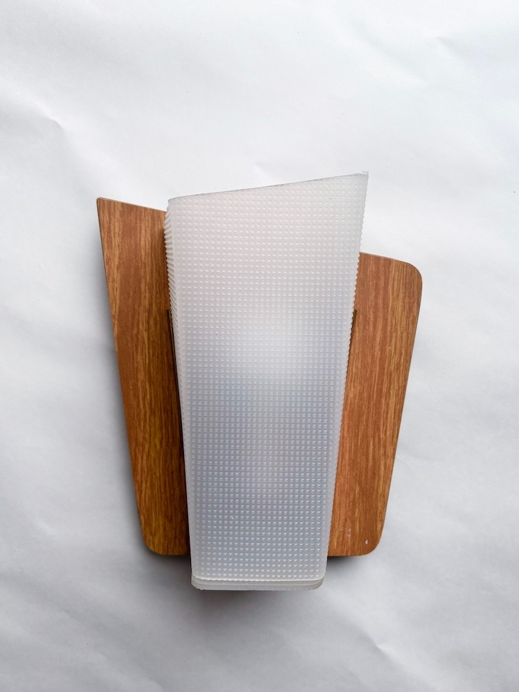 Petite applique vintage en plastique blanc