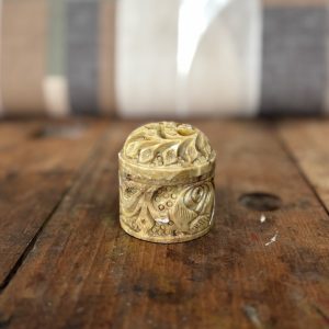 Petite boîte vintage en stéatite sculptée