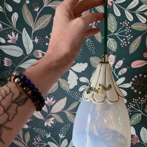 Suspension en verre laiteux et céramique à décor floral